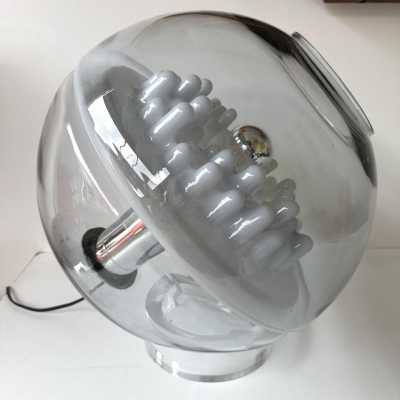 Lampe de table moderne du milieu du siècle en verre de Murano soufflé blanc fumé, métal chromé et base en plexiglas transparent, par l'éditeur italien de design Leucos. Des fabricants renommés tels que Venini, Veronese, La Murrina, Aldo Carlo Nason pour Mazzega, Stilnovo, Joe Colombo, Arteluce, Arredoluce, Lumi, Luci, Rggiani, Sciolari, Werner Pantone, Luigi Colani, Raak, Angelo Lelii, Angelo Brotto, Esperia, Francesco Bocola, Superstudio, Enrico Tronconi et Pierre Cardin.
