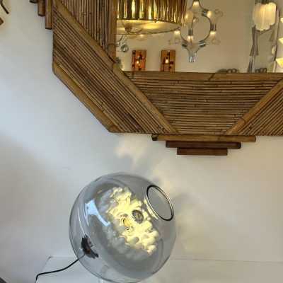Lampe de table moderne du milieu du siècle en verre de Murano soufflé blanc fumé, métal chromé et base en plexiglas transparent, par l'éditeur italien de design Leucos. Des fabricants renommés tels que Venini, Veronese, La Murrina, Aldo Carlo Nason pour Mazzega, Stilnovo, Joe Colombo, Arteluce, Arredoluce, Lumi, Luci, Rggiani, Sciolari, Werner Pantone, Luigi Colani, Raak, Angelo Lelii, Angelo Brotto, Esperia, Francesco Bocola, Superstudio, Enrico Tronconi et Pierre Cardin.