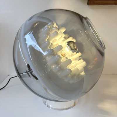 Lampe de table moderne du milieu du siècle en verre de Murano soufflé blanc fumé, métal chromé et base en plexiglas transparent, par l'éditeur italien de design Leucos. Des fabricants renommés tels que Venini, Veronese, La Murrina, Aldo Carlo Nason pour Mazzega, Stilnovo, Joe Colombo, Arteluce, Arredoluce, Lumi, Luci, Rggiani, Sciolari, Werner Pantone, Luigi Colani, Raak, Angelo Lelii, Angelo Brotto, Esperia, Francesco Bocola, Superstudio, Enrico Tronconi et Pierre Cardin.
