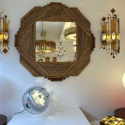 Lampe de table moderne du milieu du siècle en verre de Murano soufflé blanc fumé, métal chromé et base en plexiglas transparent, par l'éditeur italien de design Leucos. Des fabricants renommés tels que Venini, Veronese, La Murrina, Aldo Carlo Nason pour Mazzega, Stilnovo, Joe Colombo, Arteluce, Arredoluce, Lumi, Luci, Rggiani, Sciolari, Werner Pantone, Luigi Colani, Raak, Angelo Lelii, Angelo Brotto, Esperia, Francesco Bocola, Superstudio, Enrico Tronconi et Pierre Cardin.