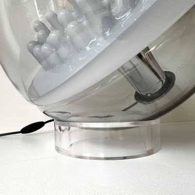 Lampe de table moderne du milieu du siècle en verre de Murano soufflé blanc fumé, métal chromé et base en plexiglas transparent, par l'éditeur italien de design Leucos. Des fabricants renommés tels que Venini, Veronese, La Murrina, Aldo Carlo Nason pour Mazzega, Stilnovo, Joe Colombo, Arteluce, Arredoluce, Lumi, Luci, Rggiani, Sciolari, Werner Pantone, Luigi Colani, Raak, Angelo Lelii, Angelo Brotto, Esperia, Francesco Bocola, Superstudio, Enrico Tronconi et Pierre Cardin.