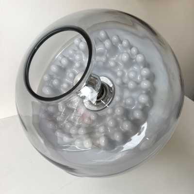 Lampe de table moderne du milieu du siècle en verre de Murano soufflé blanc fumé, métal chromé et base en plexiglas transparent, par l'éditeur italien de design Leucos. Des fabricants renommés tels que Venini, Veronese, La Murrina, Aldo Carlo Nason pour Mazzega, Stilnovo, Joe Colombo, Arteluce, Arredoluce, Lumi, Luci, Rggiani, Sciolari, Werner Pantone, Luigi Colani, Raak, Angelo Lelii, Angelo Brotto, Esperia, Francesco Bocola, Superstudio, Enrico Tronconi et Pierre Cardin.