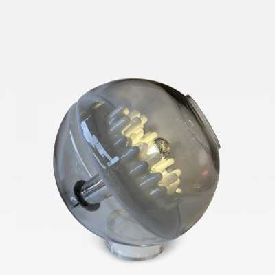 Lampe de table moderne du milieu du siècle en verre de Murano soufflé blanc fumé, métal chromé et base en plexiglas transparent, par l'éditeur italien de design Leucos. Des fabricants renommés tels que Venini, Veronese, La Murrina, Aldo Carlo Nason pour Mazzega, Stilnovo, Joe Colombo, Arteluce, Arredoluce, Lumi, Luci, Rggiani, Sciolari, Werner Pantone, Luigi Colani, Raak, Angelo Lelii, Angelo Brotto, Esperia, Francesco Bocola, Superstudio, Enrico Tronconi et Pierre Cardin.
