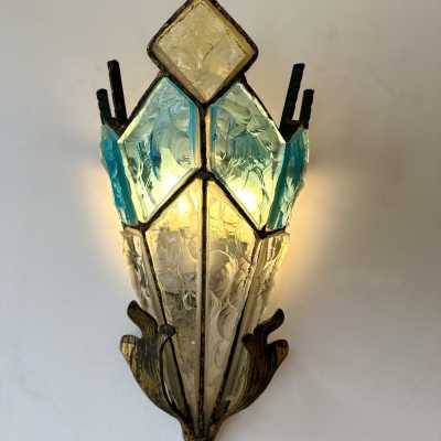 Pair of Mid-Century Modern wall lamps, set of 2 sconces in hammered glass and wrought iron, golden patina, from the Longobard manufacture in Verona in a brutalist style, competitor of Biancardi Jordan Arte and Poliarte in the 1970s. Famous design like Carlo Aldo Nason for Mazzega Murano, Venini, Vistosi, La Murrina, Esperia, Angelo Brotto. W.