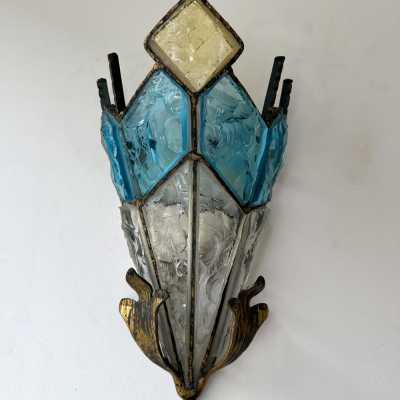 Pair of Mid-Century Modern wall lamps, set of 2 sconces in hammered glass and wrought iron, golden patina, from the Longobard manufacture in Verona in a brutalist style, competitor of Biancardi Jordan Arte and Poliarte in the 1970s. Famous design like Carlo Aldo Nason for Mazzega Murano, Venini, Vistosi, La Murrina, Esperia, Angelo Brotto. W.