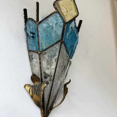 Pair of Mid-Century Modern wall lamps, set of 2 sconces in hammered glass and wrought iron, golden patina, from the Longobard manufacture in Verona in a brutalist style, competitor of Biancardi Jordan Arte and Poliarte in the 1970s. Famous design like Carlo Aldo Nason for Mazzega Murano, Venini, Vistosi, La Murrina, Esperia, Angelo Brotto. W.