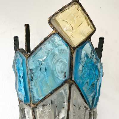 Pair of Mid-Century Modern wall lamps, set of 2 sconces in hammered glass and wrought iron, golden patina, from the Longobard manufacture in Verona in a brutalist style, competitor of Biancardi Jordan Arte and Poliarte in the 1970s. Famous design like Carlo Aldo Nason for Mazzega Murano, Venini, Vistosi, La Murrina, Esperia, Angelo Brotto. W.