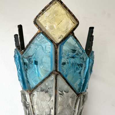 Pair of Mid-Century Modern wall lamps, set of 2 sconces in hammered glass and wrought iron, golden patina, from the Longobard manufacture in Verona in a brutalist style, competitor of Biancardi Jordan Arte and Poliarte in the 1970s. Famous design like Carlo Aldo Nason for Mazzega Murano, Venini, Vistosi, La Murrina, Esperia, Angelo Brotto. W.