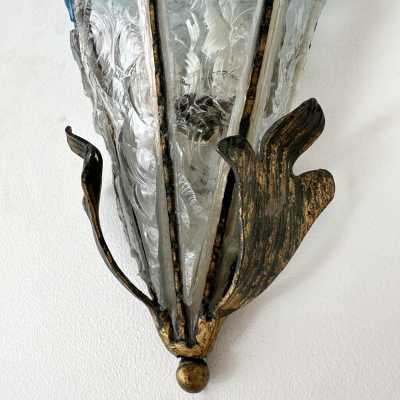 Pair of Mid-Century Modern wall lamps, set of 2 sconces in hammered glass and wrought iron, golden patina, from the Longobard manufacture in Verona in a brutalist style, competitor of Biancardi Jordan Arte and Poliarte in the 1970s. Famous design like Carlo Aldo Nason for Mazzega Murano, Venini, Vistosi, La Murrina, Esperia, Angelo Brotto. W.