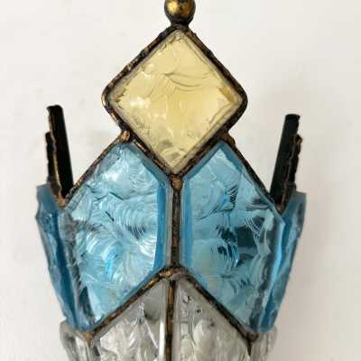 Pair of Mid-Century Modern wall lamps, set of 2 sconces in hammered glass and wrought iron, golden patina, from the Longobard manufacture in Verona in a brutalist style, competitor of Biancardi Jordan Arte and Poliarte in the 1970s. Famous design like Carlo Aldo Nason for Mazzega Murano, Venini, Vistosi, La Murrina, Esperia, Angelo Brotto. W.