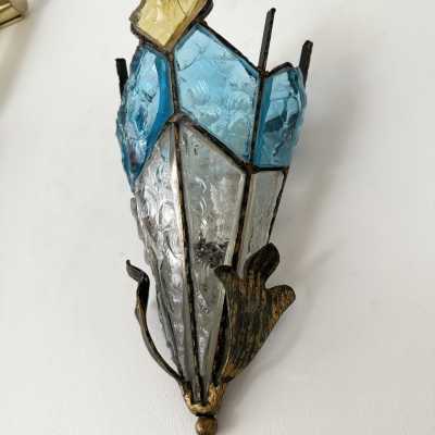 Pair of Mid-Century Modern wall lamps, set of 2 sconces in hammered glass and wrought iron, golden patina, from the Longobard manufacture in Verona in a brutalist style, competitor of Biancardi Jordan Arte and Poliarte in the 1970s. Famous design like Carlo Aldo Nason for Mazzega Murano, Venini, Vistosi, La Murrina, Esperia, Angelo Brotto. W.