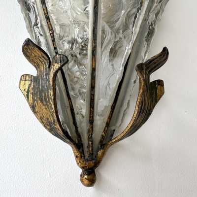 Pair of Mid-Century Modern wall lamps, set of 2 sconces in hammered glass and wrought iron, golden patina, from the Longobard manufacture in Verona in a brutalist style, competitor of Biancardi Jordan Arte and Poliarte in the 1970s. Famous design like Carlo Aldo Nason for Mazzega Murano, Venini, Vistosi, La Murrina, Esperia, Angelo Brotto. W.