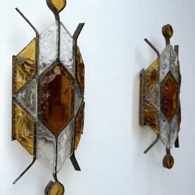Pair of Mid-Century Modern wall sconces in amber and clear hammered glass and wrought iron, gilded copper patina, from the Longobard manufacture in Verona in a brutalist style, competitor of Biancardi Jordan Arte and Poliarte in the 1970s. Famous design like Carlo Aldo Nason for Mazzega Murano, Venini, Vistosi, La Murrina, Esperia, Angelo Brotto.