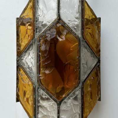 Pair of Mid-Century Modern wall sconces in amber and clear hammered glass and wrought iron, gilded copper patina, from the Longobard manufacture in Verona in a brutalist style, competitor of Biancardi Jordan Arte and Poliarte in the 1970s. Famous design like Carlo Aldo Nason for Mazzega Murano, Venini, Vistosi, La Murrina, Esperia, Angelo Brotto.