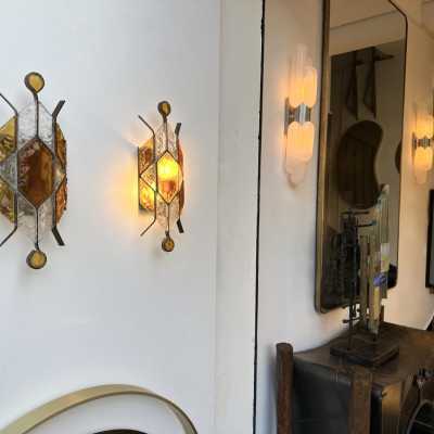 Pair of Mid-Century Modern wall sconces in amber and clear hammered glass and wrought iron, gilded copper patina, from the Longobard manufacture in Verona in a brutalist style, competitor of Biancardi Jordan Arte and Poliarte in the 1970s. Famous design like Carlo Aldo Nason for Mazzega Murano, Venini, Vistosi, La Murrina, Esperia, Angelo Brotto.