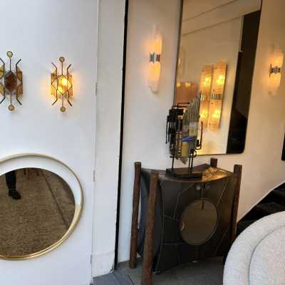 Pair of Mid-Century Modern wall sconces in amber and clear hammered glass and wrought iron, gilded copper patina, from the Longobard manufacture in Verona in a brutalist style, competitor of Biancardi Jordan Arte and Poliarte in the 1970s. Famous design like Carlo Aldo Nason for Mazzega Murano, Venini, Vistosi, La Murrina, Esperia, Angelo Brotto.