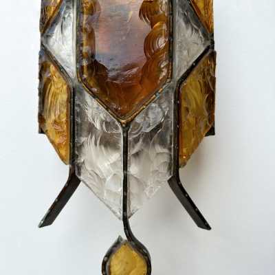 Pair of Mid-Century Modern wall sconces in amber and clear hammered glass and wrought iron, gilded copper patina, from the Longobard manufacture in Verona in a brutalist style, competitor of Biancardi Jordan Arte and Poliarte in the 1970s. Famous design like Carlo Aldo Nason for Mazzega Murano, Venini, Vistosi, La Murrina, Esperia, Angelo Brotto.