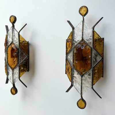 Pair of Mid-Century Modern wall sconces in amber and clear hammered glass and wrought iron, gilded copper patina, from the Longobard manufacture in Verona in a brutalist style, competitor of Biancardi Jordan Arte and Poliarte in the 1970s. Famous design like Carlo Aldo Nason for Mazzega Murano, Venini, Vistosi, La Murrina, Esperia, Angelo Brotto.
