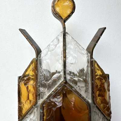 Pair of Mid-Century Modern wall sconces in amber and clear hammered glass and wrought iron, gilded copper patina, from the Longobard manufacture in Verona in a brutalist style, competitor of Biancardi Jordan Arte and Poliarte in the 1970s. Famous design like Carlo Aldo Nason for Mazzega Murano, Venini, Vistosi, La Murrina, Esperia, Angelo Brotto.