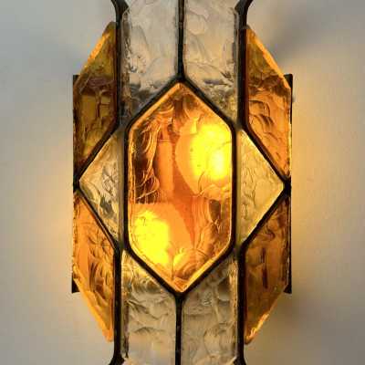 Pair of Mid-Century Modern wall sconces in amber and clear hammered glass and wrought iron, gilded copper patina, from the Longobard manufacture in Verona in a brutalist style, competitor of Biancardi Jordan Arte and Poliarte in the 1970s. Famous design like Carlo Aldo Nason for Mazzega Murano, Venini, Vistosi, La Murrina, Esperia, Angelo Brotto.