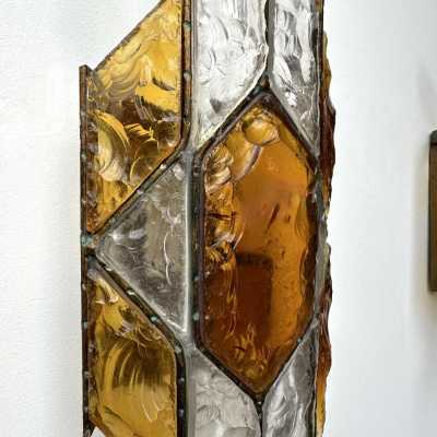 Pair of Mid-Century Modern wall sconces in amber and clear hammered glass and wrought iron, gilded copper patina, from the Longobard manufacture in Verona in a brutalist style, competitor of Biancardi Jordan Arte and Poliarte in the 1970s. Famous design like Carlo Aldo Nason for Mazzega Murano, Venini, Vistosi, La Murrina, Esperia, Angelo Brotto.