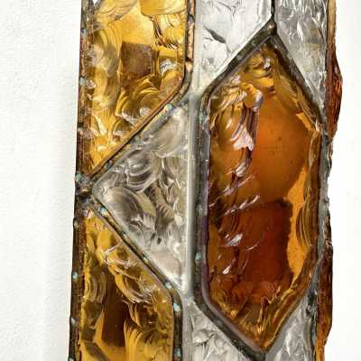 Pair of Mid-Century Modern wall sconces in amber and clear hammered glass and wrought iron, gilded copper patina, from the Longobard manufacture in Verona in a brutalist style, competitor of Biancardi Jordan Arte and Poliarte in the 1970s. Famous design like Carlo Aldo Nason for Mazzega Murano, Venini, Vistosi, La Murrina, Esperia, Angelo Brotto.