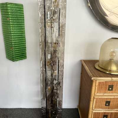 Mid-Century Modern Space Age tower floor lamp model LT379, in smoked and clear textured Murano glass and patinated brass metal base by Carlo Nason for the Mazzega factory. Famous Italian design like Venini, Vistosi, La Murrina, Aldo Nason, Stilnovo, Joe Colombo, Arteluce, Arredoluce, Lumi, Luci, Rggiani, Sciolari, Werner Pantone, Luigi Colani, Raak, Angelo Lelii, Angelo Brotto, Esperia, Francesco Bocola, Superstudio, Enrico Tronconi, Mario Bellini, Harvey Guzzini, Luigi Massoni, Martinelli, Pierre Car