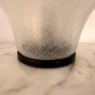 Mid-Century Modern Space Age Lotus table lamp model LT305, pelegoso bubble Murano glass and black metal base by Carlo Nason for the Mazzega factory. Famous Italian design like Venini, Vistosi, La Murrina, Aldo Nason, Stilnovo, Joe Colombo, Arteluce, Arredoluce, Lumi, Luci, Rggiani, Sciolari, Werner Pantone, Luigi Colani, Raak, Angelo Lelii, Angelo Brotto, Esperia, Francesco Bocola, Superstudio, Enrico Tronconi, Mario Bellini, Harvey Guzzini, Luigi Massoni, Martinelli, Pierre Cardin, Fabio Len