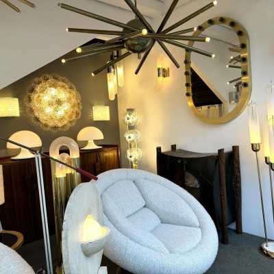 Mid-century modern space age brass Roseau floor lamp, smoky white blown Murano glass tube shade by Italian design manufactory Mazzega. Famous manufacturers such as Venini, La Murrina, Seguso, Carlo Aldo Nason, Poliarte, Esperia, Angelo Brotto, Stilnovo, Arteluce, Arredoluce, Artemide, Pierre Cardin, Lumi, Luci, Raak, Angelo Lelii, Francesco Bocola, Superstudio, Enrico Tronconi, Mario Bellini, Harvey Guzzini, Luigi Massoni, Martinelli, Fabio Lenci, Gio Ponti.