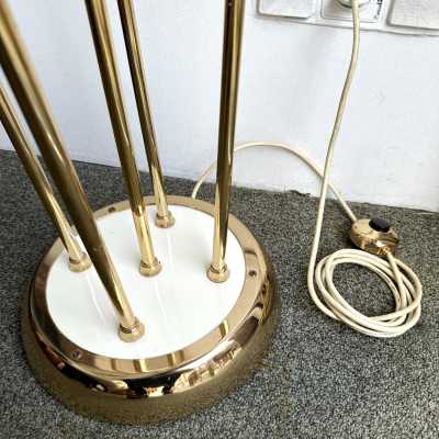 Mid-century modern space age brass Roseau floor lamp, smoky white blown Murano glass tube shade by Italian design manufactory Mazzega. Famous manufacturers such as Venini, La Murrina, Seguso, Carlo Aldo Nason, Poliarte, Esperia, Angelo Brotto, Stilnovo, Arteluce, Arredoluce, Artemide, Pierre Cardin, Lumi, Luci, Raak, Angelo Lelii, Francesco Bocola, Superstudio, Enrico Tronconi, Mario Bellini, Harvey Guzzini, Luigi Massoni, Martinelli, Fabio Lenci, Gio Ponti.