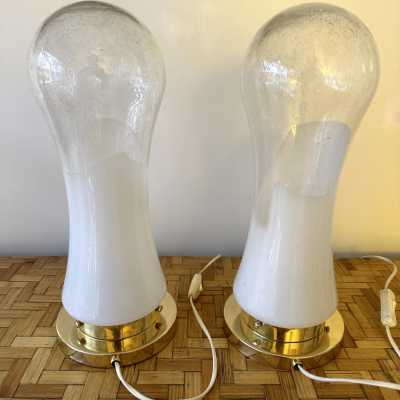 Pair or set of 2 Mid-Century Modern Space Age table or bedside lamps from the Mazzega factory. Design attributed to Carlo Nason, brass and blown Murano glass. Famous manufactory such as Venini, Vistosi, La Murrina, Seguso, Carlo Aldo Nason, Poliarte, Esperia, Angelo Brotto, Stilnovo, Arteluce, Arredoluce, Artemide, Pierre Cardin, Lumi, Luci, Raak, Angelo Lelii, Francesco Bocola, Superstudio, Enrico Tronconi, Mario Bellini, Harvey Guzzini, Luigi Massoni, Martinelli, Fabio Lenci, Gio Ponti.