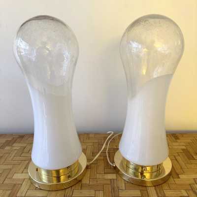 Pair or set of 2 Mid-Century Modern Space Age table or bedside lamps from the Mazzega factory. Design attributed to Carlo Nason, brass and blown Murano glass. Famous manufactory such as Venini, Vistosi, La Murrina, Seguso, Carlo Aldo Nason, Poliarte, Esperia, Angelo Brotto, Stilnovo, Arteluce, Arredoluce, Artemide, Pierre Cardin, Lumi, Luci, Raak, Angelo Lelii, Francesco Bocola, Superstudio, Enrico Tronconi, Mario Bellini, Harvey Guzzini, Luigi Massoni, Martinelli, Fabio Lenci, Gio Ponti.