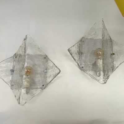 Mid-Century Modern Space Age wall light model LP253 in clear textured Murano glass and white lacquered metal by Carlo Nason for the Mazzega factory. Famous Italian design like Venini, Vistosi, La Murrina, Aldo Nason, Stilnovo, Joe Colombo, Arteluce, Arredoluce, Lumi, Luci, Rggiani, Sciolari, Werner Pantone, Luigi Colani, Raak, Angelo Lelii, Angelo Brotto, Esperia, Francesco Bocola, Superstudio, Enrico Tronconi, Mario Bellini, Harvey Guzzini, Luigi Massoni, Martinelli, Pierre Cardin, Fabio Lenci, G
