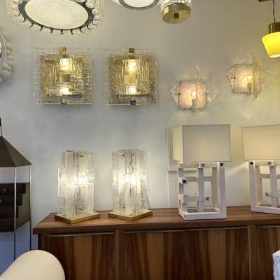 Mid-Century Modern Space Age wall light model LP253 in clear textured Murano glass and white lacquered metal by Carlo Nason for the Mazzega factory. Famous Italian design like Venini, Vistosi, La Murrina, Aldo Nason, Stilnovo, Joe Colombo, Arteluce, Arredoluce, Lumi, Luci, Rggiani, Sciolari, Werner Pantone, Luigi Colani, Raak, Angelo Lelii, Angelo Brotto, Esperia, Francesco Bocola, Superstudio, Enrico Tronconi, Mario Bellini, Harvey Guzzini, Luigi Massoni, Martinelli, Pierre Cardin, Fabio Lenci, G