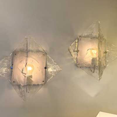 Mid-Century Modern Space Age wall light model LP253 in clear textured Murano glass and white lacquered metal by Carlo Nason for the Mazzega factory. Famous Italian design like Venini, Vistosi, La Murrina, Aldo Nason, Stilnovo, Joe Colombo, Arteluce, Arredoluce, Lumi, Luci, Rggiani, Sciolari, Werner Pantone, Luigi Colani, Raak, Angelo Lelii, Angelo Brotto, Esperia, Francesco Bocola, Superstudio, Enrico Tronconi, Mario Bellini, Harvey Guzzini, Luigi Massoni, Martinelli, Pierre Cardin, Fabio Lenci, G