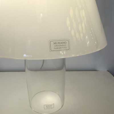 Mid-century modern table or bedside lamp in white and clear Murano glass, entirely made of glass, with glass shade, by the Italian manufacturer Murano Due. Guaranteed original Murano glass label. Famous designs: Carlo Aldo Nason for Mazzega, Vistosi, La Murrina, Poliarte, Veronese, Seguso, Stilnovo, Artemide, Arredoluce and Arteluce.