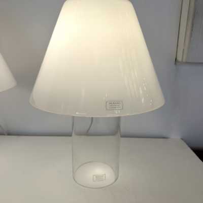 Mid-century modern table or bedside lamp in white and clear Murano glass, entirely made of glass, with glass shade, by the Italian manufacturer Murano Due. Guaranteed original Murano glass label. Famous designs: Carlo Aldo Nason for Mazzega, Vistosi, La Murrina, Poliarte, Veronese, Seguso, Stilnovo, Artemide, Arredoluce and Arteluce.