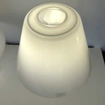 Mid-century modern table or bedside lamp in white and clear Murano glass, entirely made of glass, with glass shade, by the Italian manufacturer Murano Due. Guaranteed original Murano glass label. Famous designs: Carlo Aldo Nason for Mazzega, Vistosi, La Murrina, Poliarte, Veronese, Seguso, Stilnovo, Artemide, Arredoluce and Arteluce.