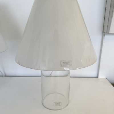 Mid-century modern table or bedside lamp in white and clear Murano glass, entirely made of glass, with glass shade, by the Italian manufacturer Murano Due. Guaranteed original Murano glass label. Famous designs: Carlo Aldo Nason for Mazzega, Vistosi, La Murrina, Poliarte, Veronese, Seguso, Stilnovo, Artemide, Arredoluce and Arteluce.