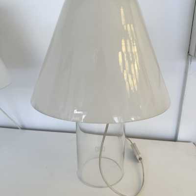 Mid-century modern table or bedside lamp in white and clear Murano glass, entirely made of glass, with glass shade, by the Italian manufacturer Murano Due. Guaranteed original Murano glass label. Famous designs: Carlo Aldo Nason for Mazzega, Vistosi, La Murrina, Poliarte, Veronese, Seguso, Stilnovo, Artemide, Arredoluce and Arteluce.
