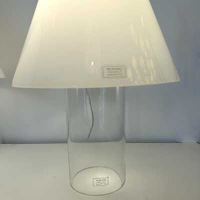 Mid-century modern table or bedside lamp in white and clear Murano glass, entirely made of glass, with glass shade, by the Italian manufacturer Murano Due. Guaranteed original Murano glass label. Famous designs: Carlo Aldo Nason for Mazzega, Vistosi, La Murrina, Poliarte, Veronese, Seguso, Stilnovo, Artemide, Arredoluce and Arteluce.