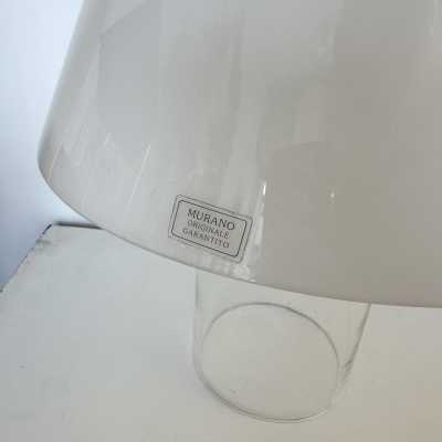Mid-century modern table, desk or bedside lamp in white and clear Murano glass, entirely made of glass, with glass shade, by the Italian manufacturer Murano Due. Guaranteed original Murano glass label. Famous designs: Carlo Aldo Nason for Mazzega, Vistosi, La Murrina, Poliarte, Veronese, Seguso, Stilnovo, Artemide, Arredoluce and Arteluce.