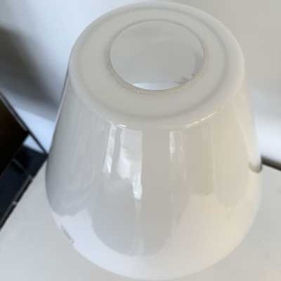 Mid-century modern table, desk or bedside lamp in white and clear Murano glass, entirely made of glass, with glass shade, by the Italian manufacturer Murano Due. Guaranteed original Murano glass label. Famous designs: Carlo Aldo Nason for Mazzega, Vistosi, La Murrina, Poliarte, Veronese, Seguso, Stilnovo, Artemide, Arredoluce and Arteluce.
