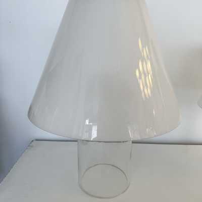 Mid-century modern table, desk or bedside lamp in white and clear Murano glass, entirely made of glass, with glass shade, by the Italian manufacturer Murano Due. Guaranteed original Murano glass label. Famous designs: Carlo Aldo Nason for Mazzega, Vistosi, La Murrina, Poliarte, Veronese, Seguso, Stilnovo, Artemide, Arredoluce and Arteluce.