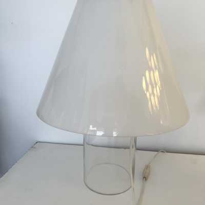 Mid-century modern table, desk or bedside lamp in white and clear Murano glass, entirely made of glass, with glass shade, by the Italian manufacturer Murano Due. Guaranteed original Murano glass label. Famous designs: Carlo Aldo Nason for Mazzega, Vistosi, La Murrina, Poliarte, Veronese, Seguso, Stilnovo, Artemide, Arredoluce and Arteluce.