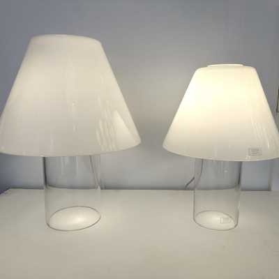 Mid-century modern table, desk or bedside lamp in white and clear Murano glass, entirely made of glass, with glass shade, by the Italian manufacturer Murano Due. Guaranteed original Murano glass label. Famous designs: Carlo Aldo Nason for Mazzega, Vistosi, La Murrina, Poliarte, Veronese, Seguso, Stilnovo, Artemide, Arredoluce and Arteluce.