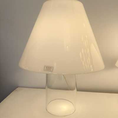 Mid-century modern table, desk or bedside lamp in white and clear Murano glass, entirely made of glass, with glass shade, by the Italian manufacturer Murano Due. Guaranteed original Murano glass label. Famous designs: Carlo Aldo Nason for Mazzega, Vistosi, La Murrina, Poliarte, Veronese, Seguso, Stilnovo, Artemide, Arredoluce and Arteluce.