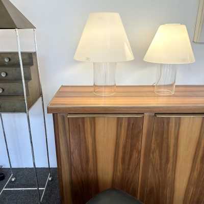 Mid-century modern table, desk or bedside lamp in white and clear Murano glass, entirely made of glass, with glass shade, by the Italian manufacturer Murano Due. Guaranteed original Murano glass label. Famous designs: Carlo Aldo Nason for Mazzega, Vistosi, La Murrina, Poliarte, Veronese, Seguso, Stilnovo, Artemide, Arredoluce and Arteluce.