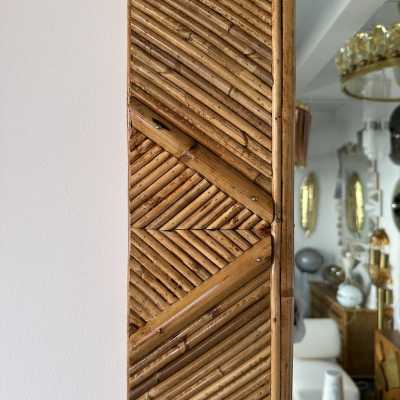 Large mid-century Hollywood Regency wall mirror made of bamboo, rattan, raffia, and wicker by the Italian manufacturer Vivai del Sud. Original manufacturer stamp on the back. Famous designs by Maison Arpex International, Dal Vera, Renato Zevi, Romeo Rega, Maison Jansen, brass palm, and Mario Sabot.