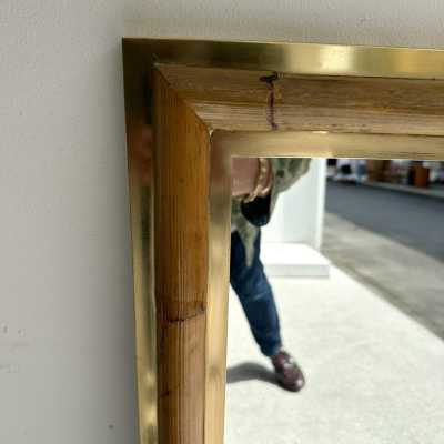 Wall mirror made of brass and bamboo, rattan, raffia, and wicker, from the Italian manufacturer Vivai del Sud. Original manufacturer's stamp on the back. Famous designs by Maison Arpex International, Dal Vera, Renato Zevi, Romeo Rega, Maison Jansen, brass palm tree, and Mario Sabot.
